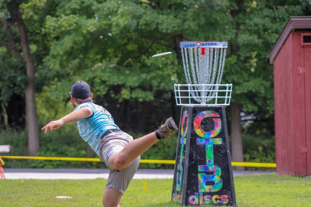 What types of discs are best for different types of throws?