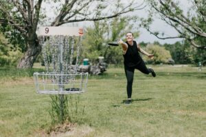 How many different throws are there in disc golf?
